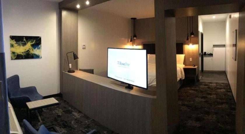 Hotel Bella Jersey Village Екстер'єр фото